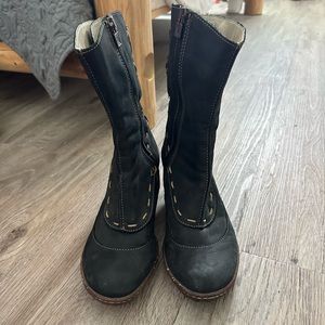 El Naturalista black boot with tan stitching! Size 37